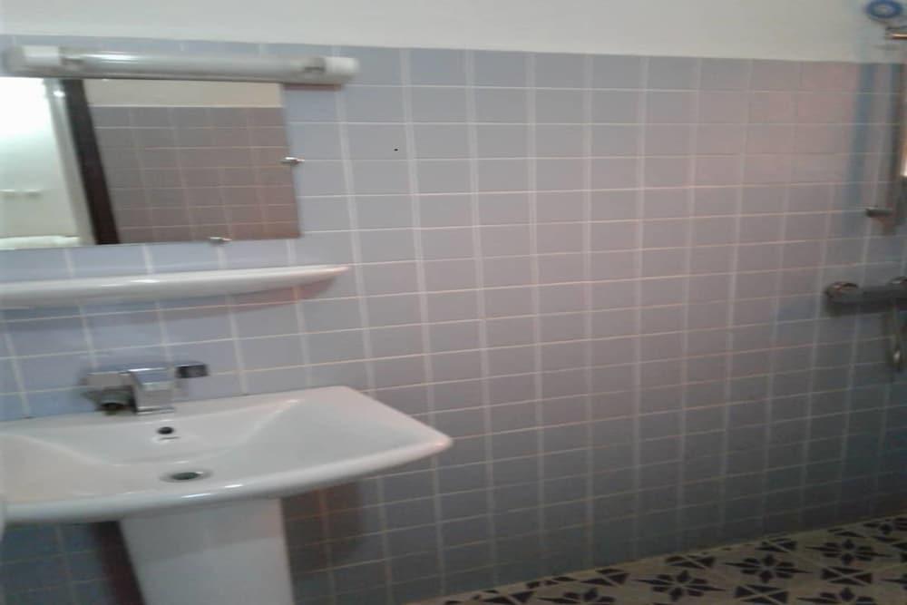 Hôtel La Réserve Bathroom