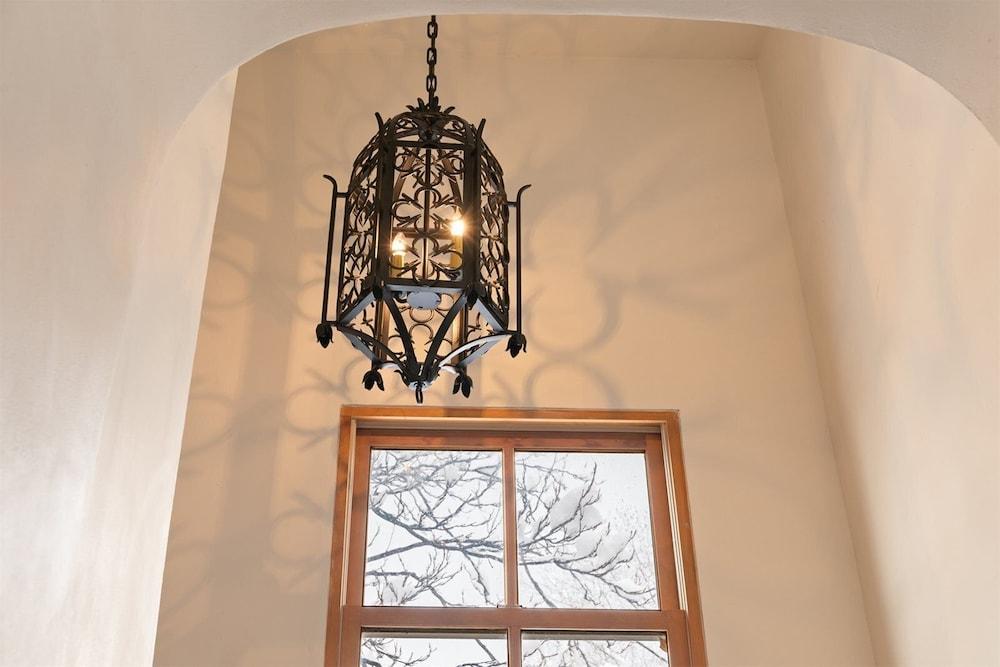 تيكولوت - أوثينتيك هوم رايت نيكست تو ذا بلازا، هوت توب، روف ديك داخلي