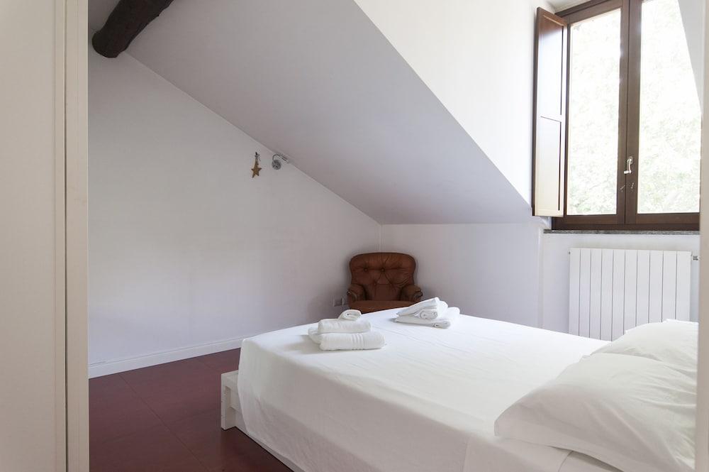 Intimate Attic Flat near Politecnico University Room