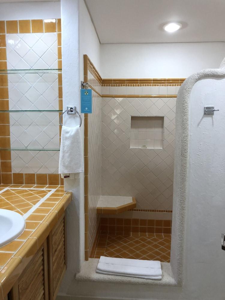 Las Villas Akumal  2B-10 by SkyRun Bathroom