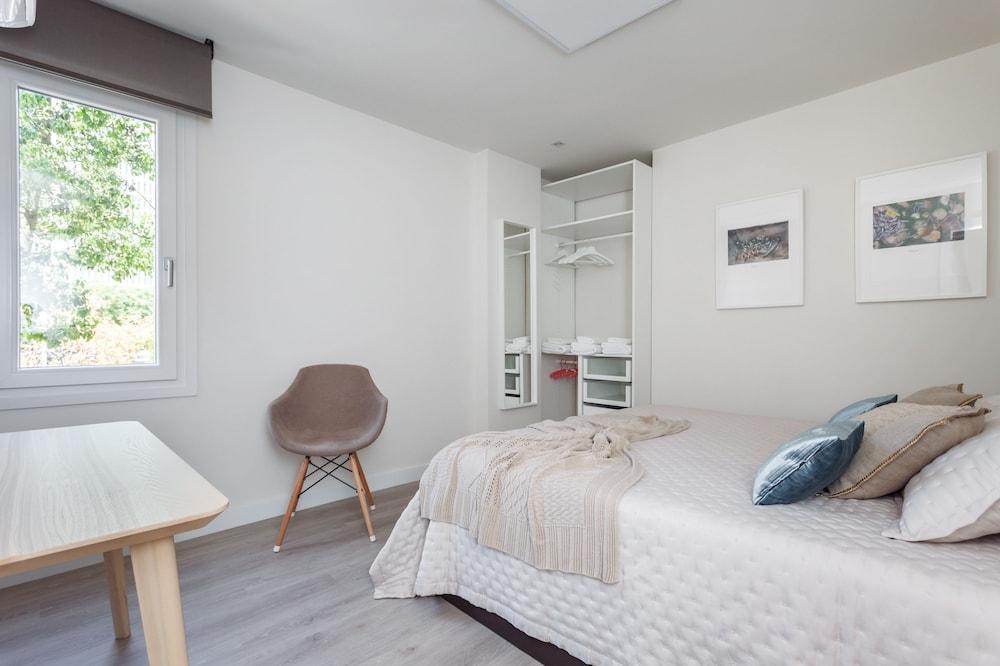 BCN Design Apartment with Portable Wifi Room
