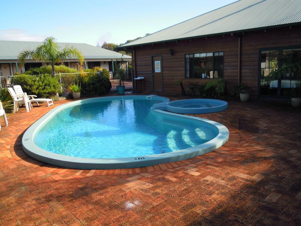 Tree Top Walk Motel Outdoor Pool