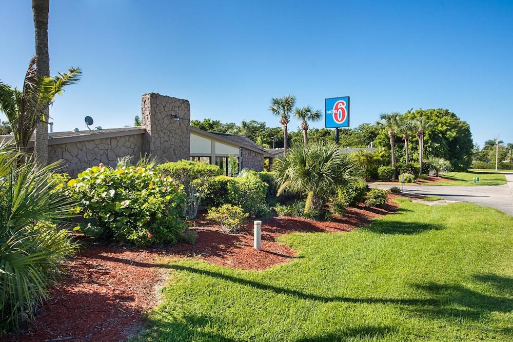 Motel 6 North Fort Myers Featured Image