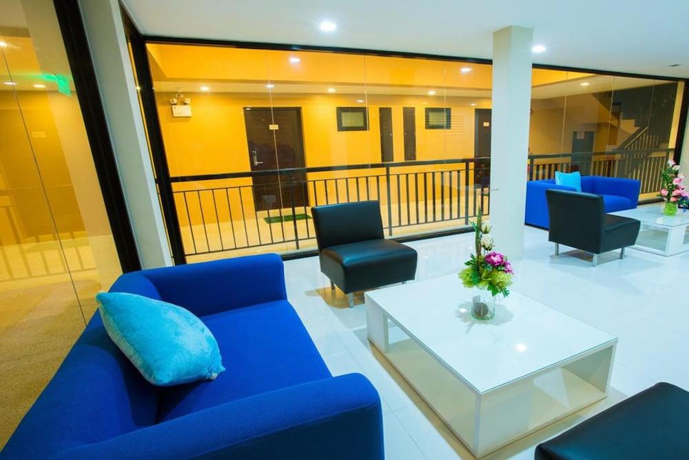 هوتل أون هيلتوب منطقة الجلوس في الردهة