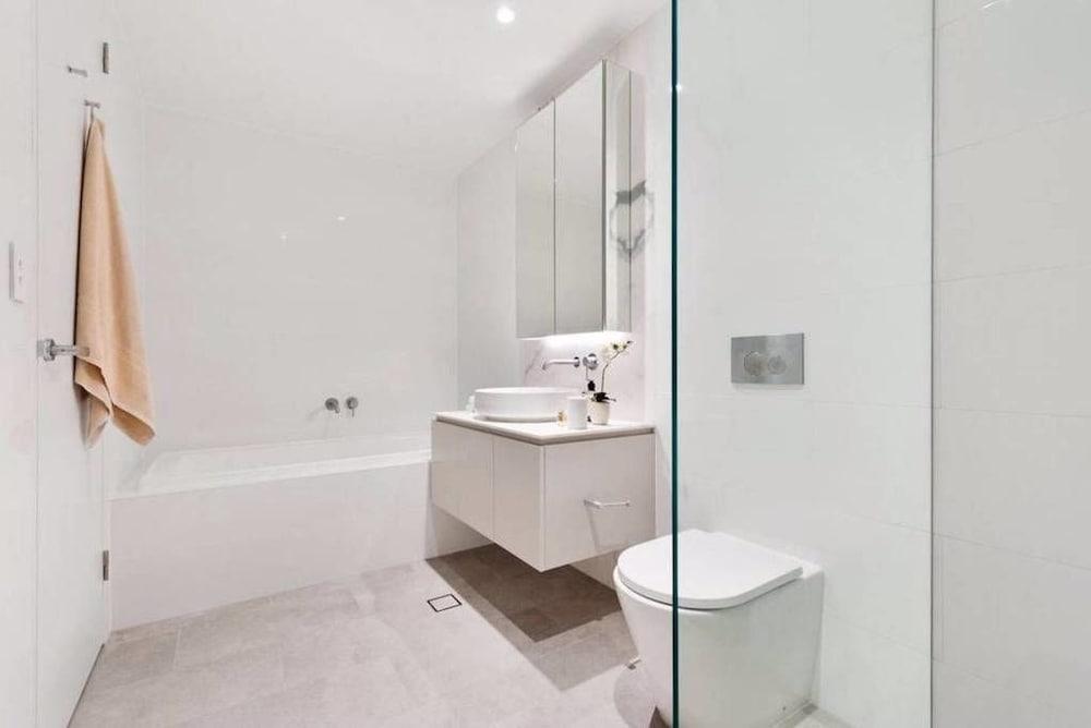 براند نيو لوكس ووتر فيو 3 بد روم ويذ باركينج حمام