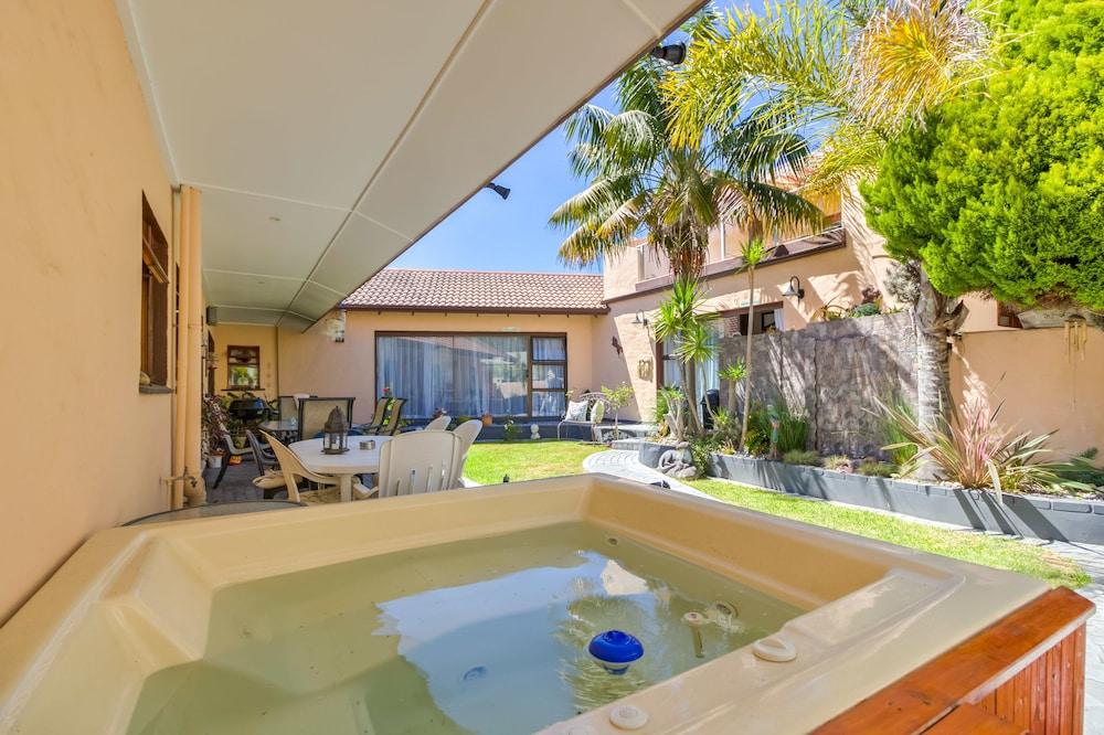 Vue Grande Outdoor Spa Tub