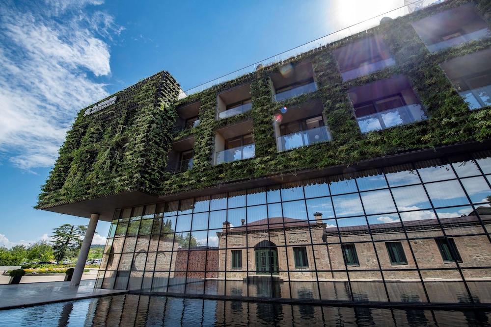 تسيناندالي إيستايت، إيه راديسون كوليكشن هوتل الصورة الأساسية