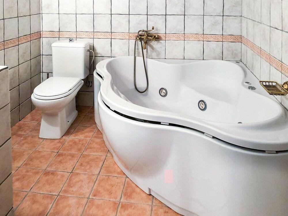 إنتيسينج هوليداي هوم إن بيلا ويذ جاردن حمام