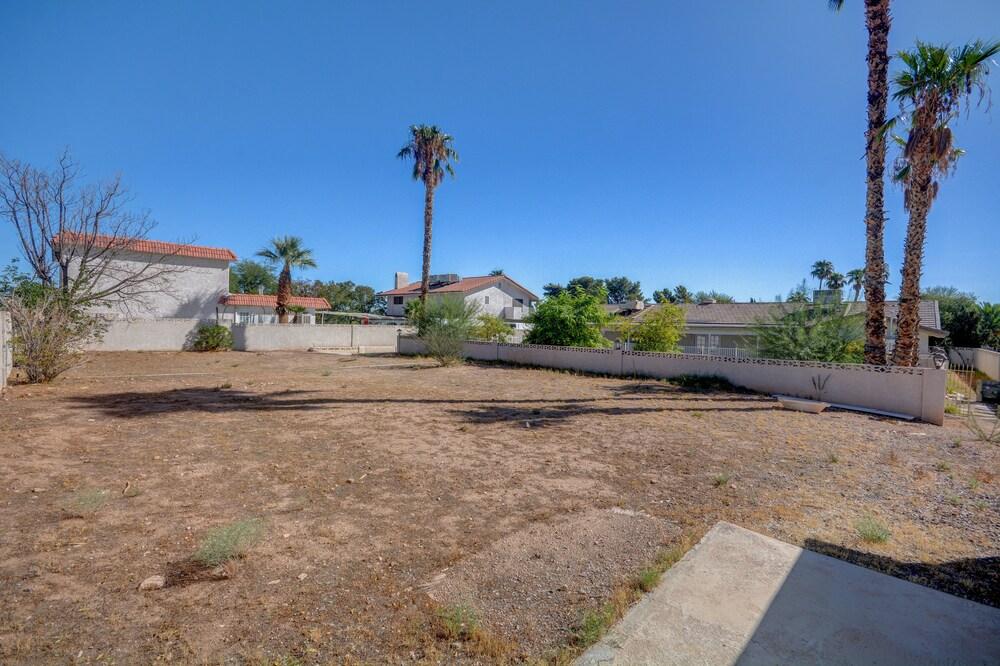 Luxurious 4BR House with Large Pool Near Strip Property Grounds