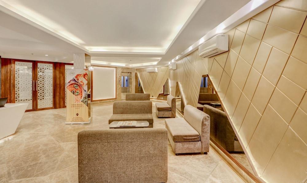 Treebo Radhe Palace, Lake Town Lobby Sitting Area