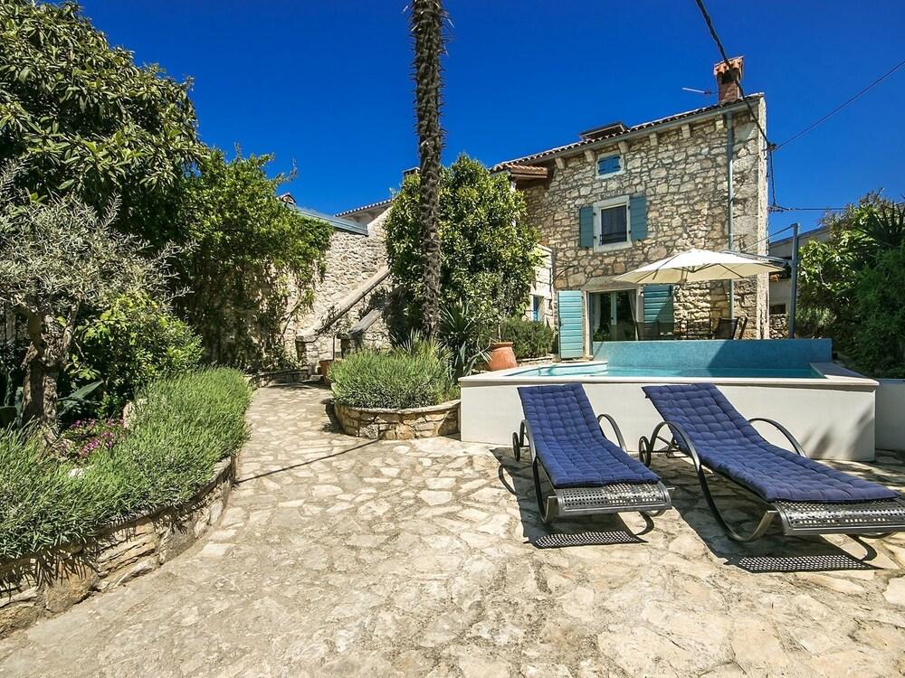 Classic Villa in Mušalež With Private Pool Exterior