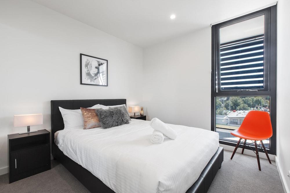 Ilixir Apartments by Ready Set Host Room