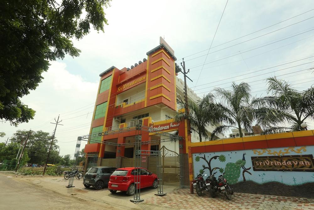 OYO 17204 Vrindawan Galaxy Exterior