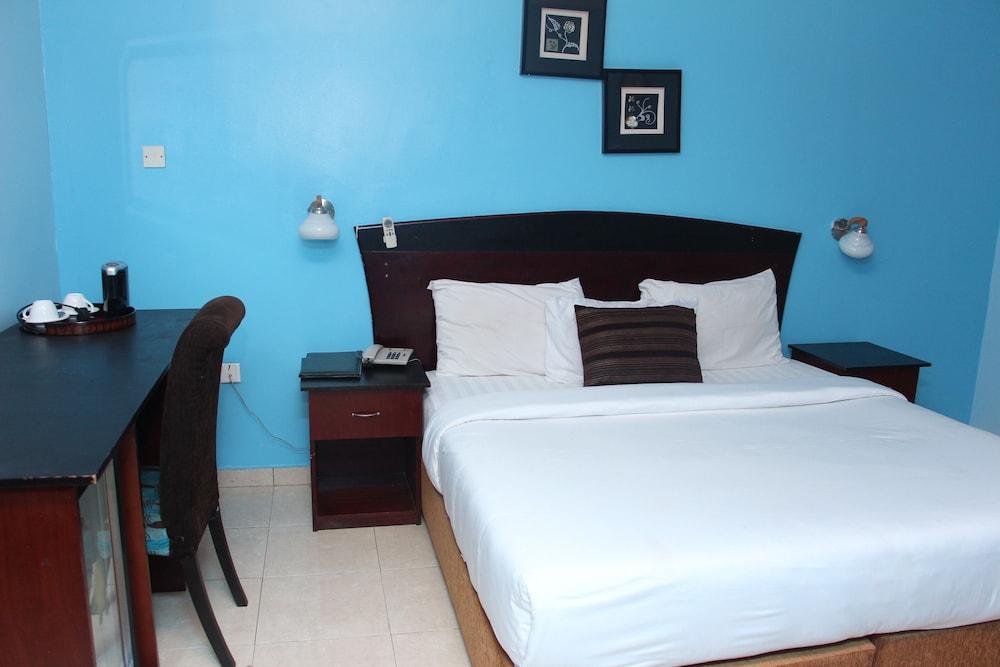 EdgeDrive Hotels Room