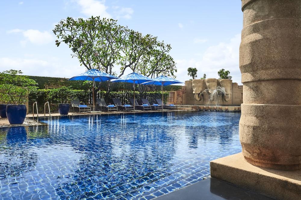 ذا جرايت ديوك فنوم بين حمام سباحة مكشوف