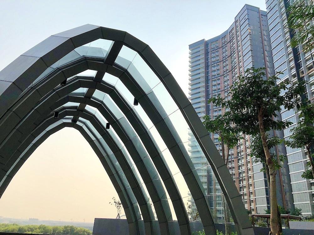 شقة جولد كوست بيك تطل على البحر من لونج سويتس تفاصيل الفندق من الخارج