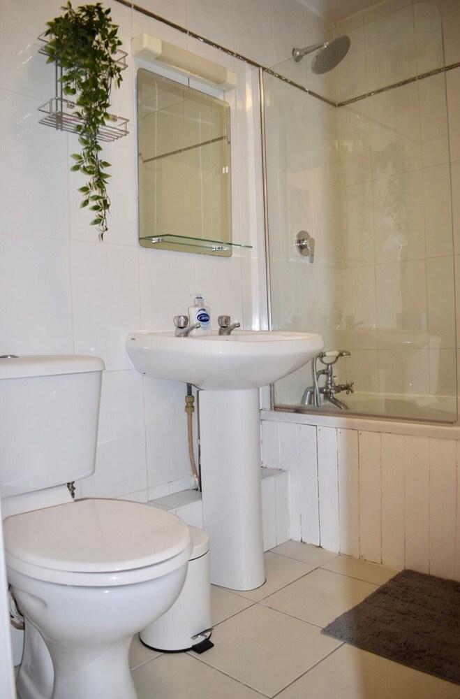 شقة مكونة من غرفتي نوم بجوار ميريون سكوير حمام