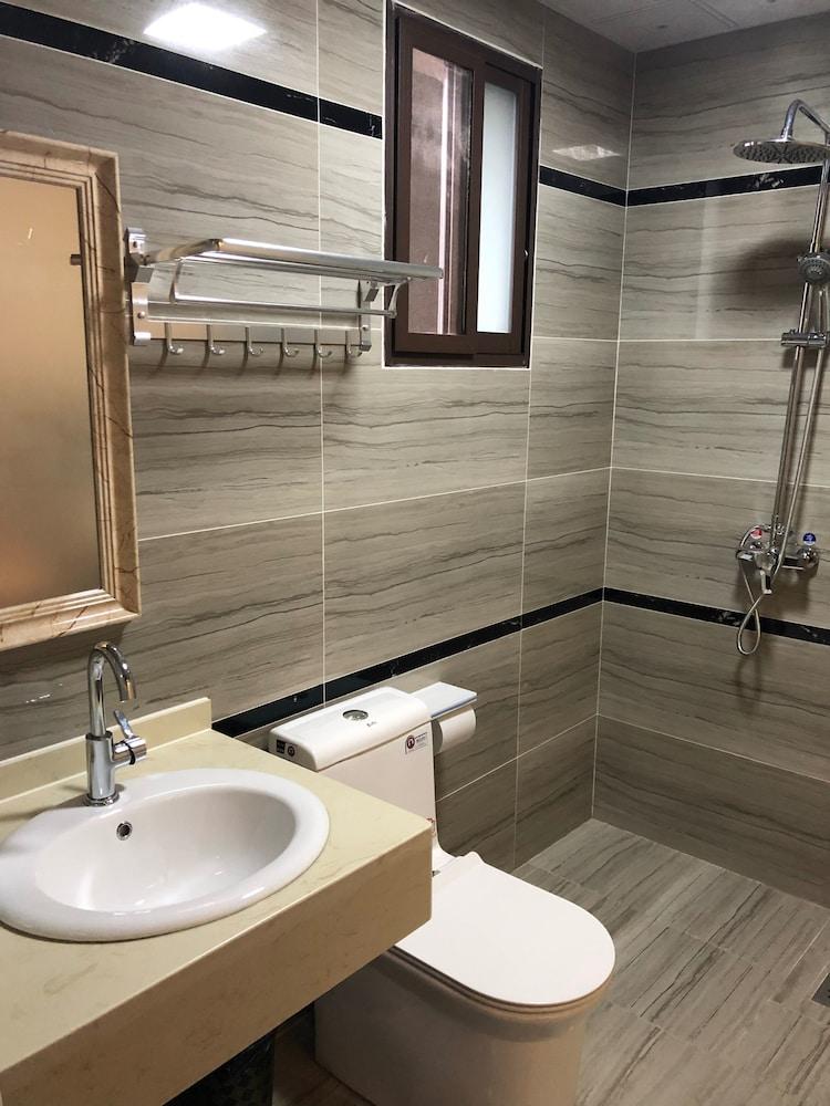 Yan Ting Ju Inn Bathroom