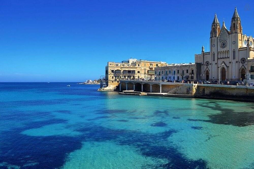 Seafront Apartment in Sliema wt Breathtaking Views Property Grounds
