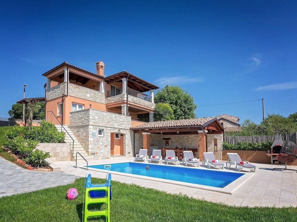 Modern Villa in Jasenovica With Swimming Pool