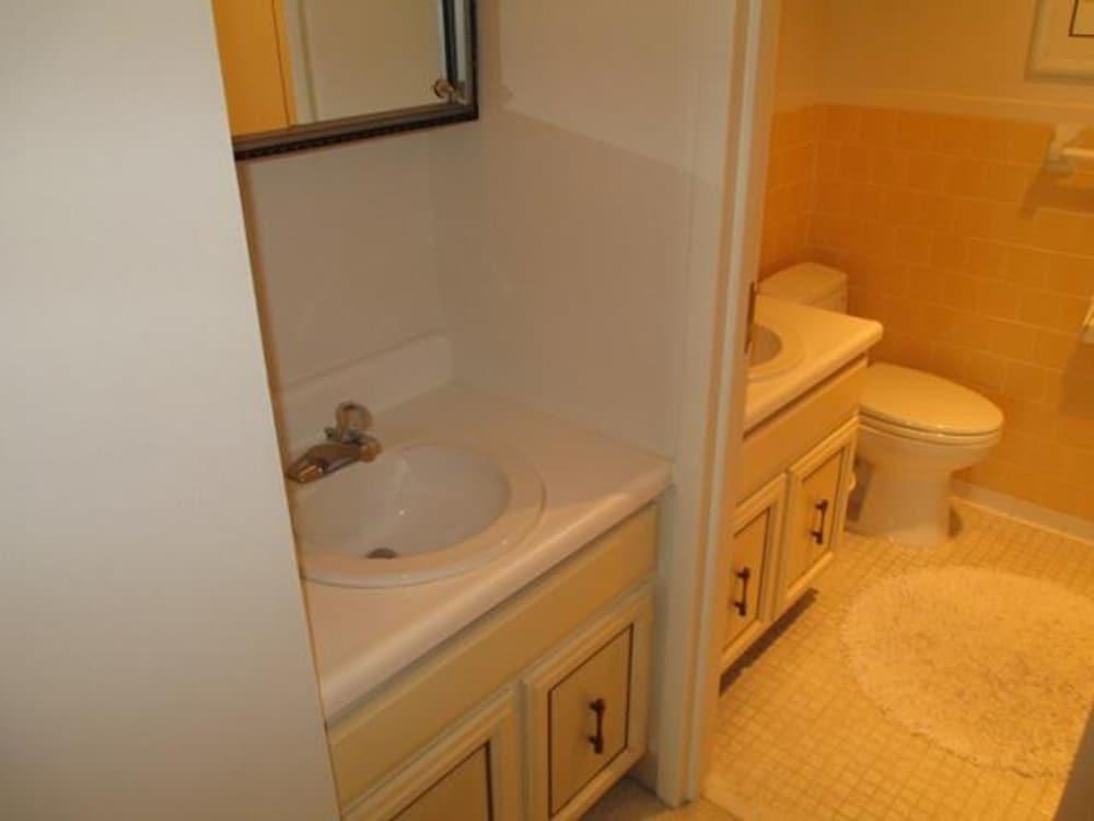 هينلوبين يونيت 413 باي لونج آند فوستر حمام