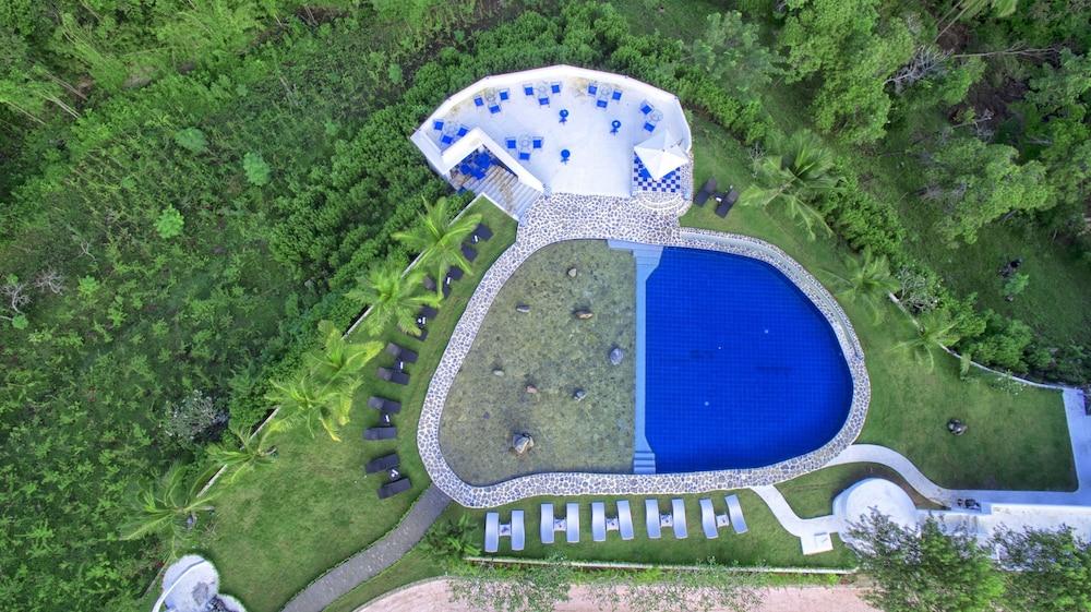 أي وورلد بارك آند ريزورتس