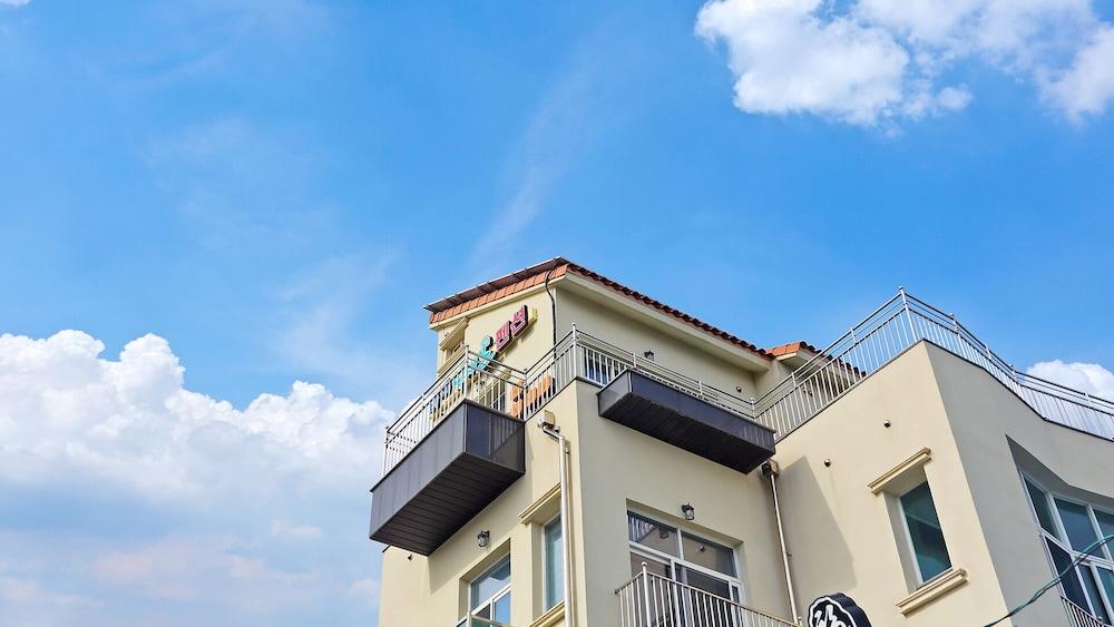 Gangneung Buchaegil Motel and Pension