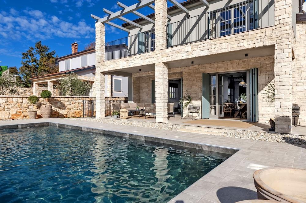 فيلا ريناتا ويذ بول آند سونا زحليقة مائية