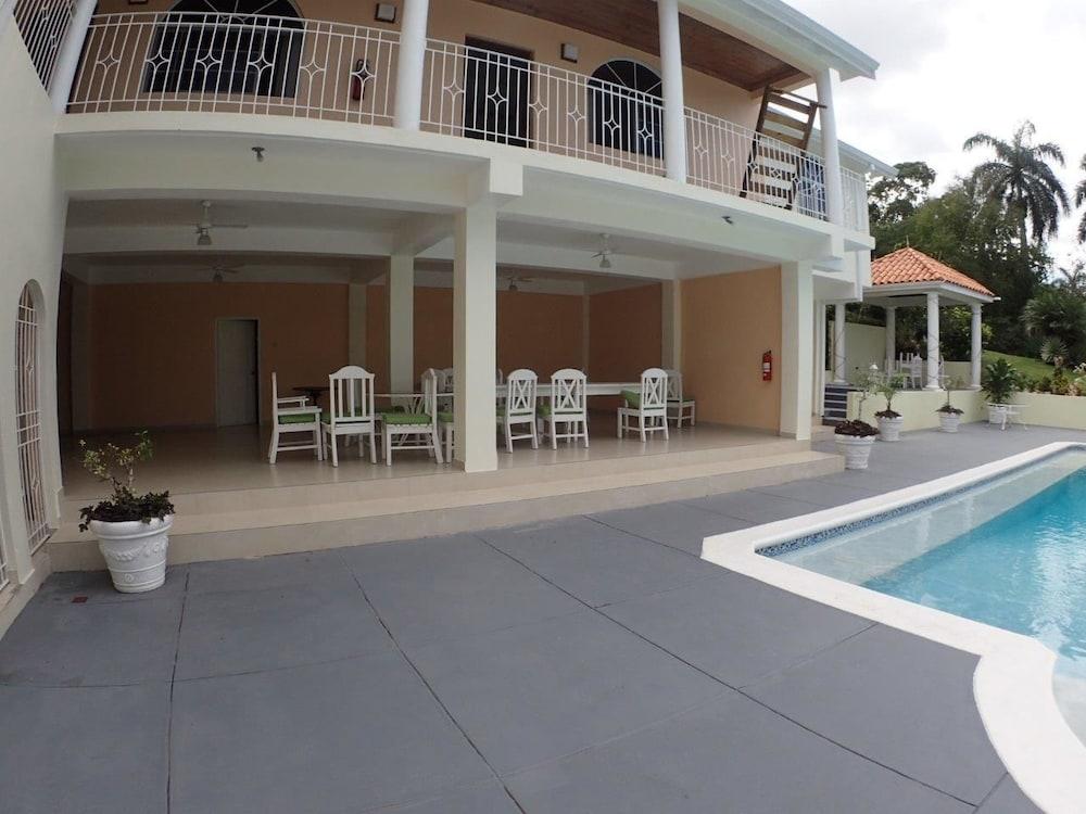 سمرهيل، 8 بد رومز باي جامايكان تريجرز المنطقة الخارجية