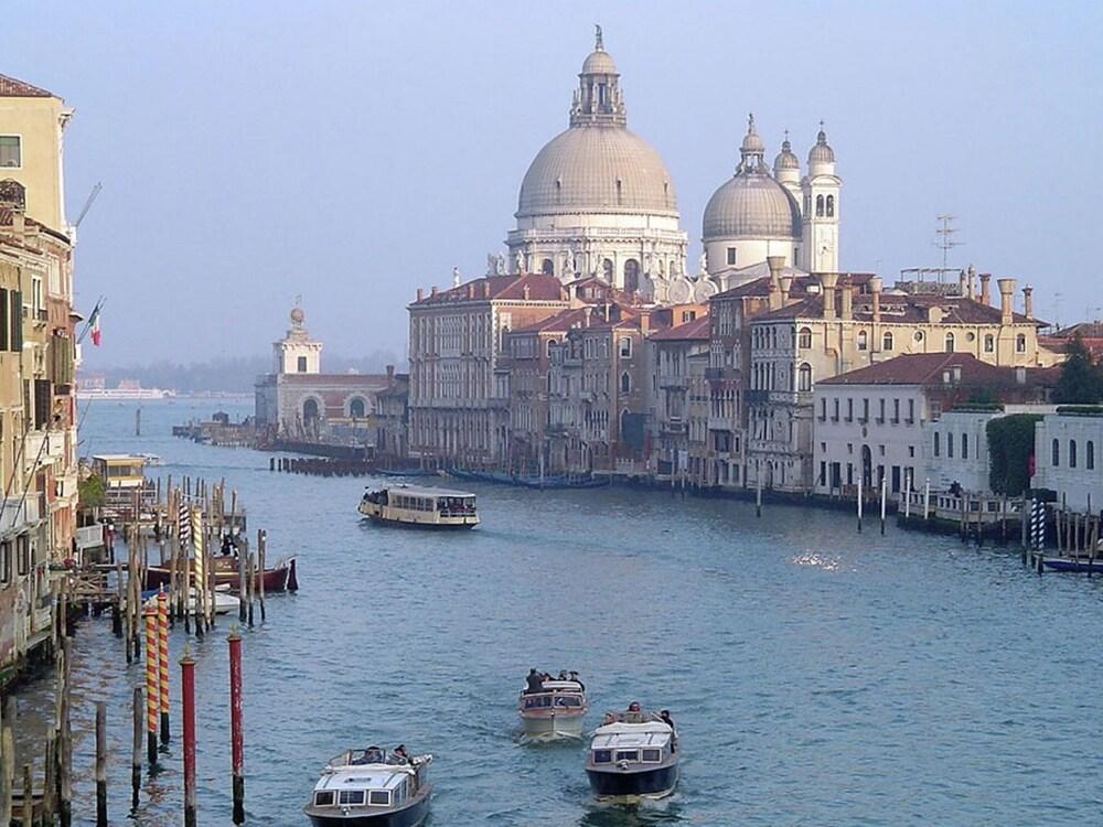 سوندرينشيد هوليداي هاوس، نير ذا بيتش إن روزولينا ميري المنطقة الخارجية