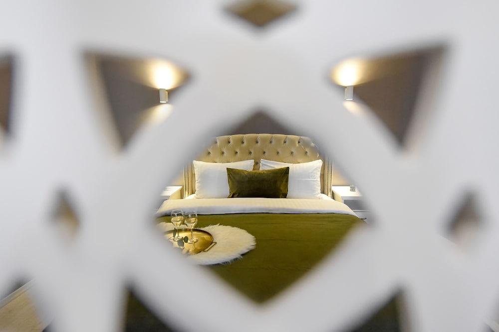 Sala Palatului Apt Room