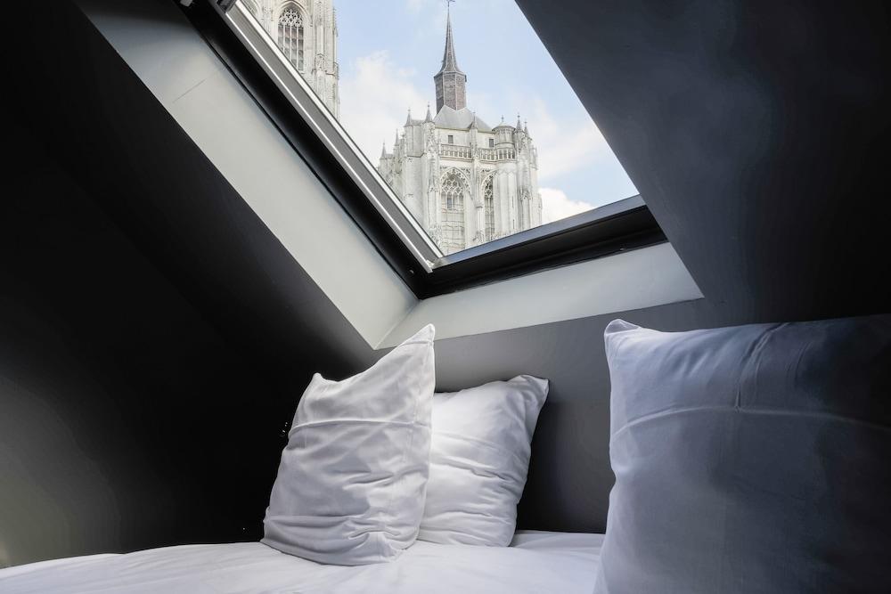 هوتل أو كاثيدرال أنتويرب الصورة الأساسية