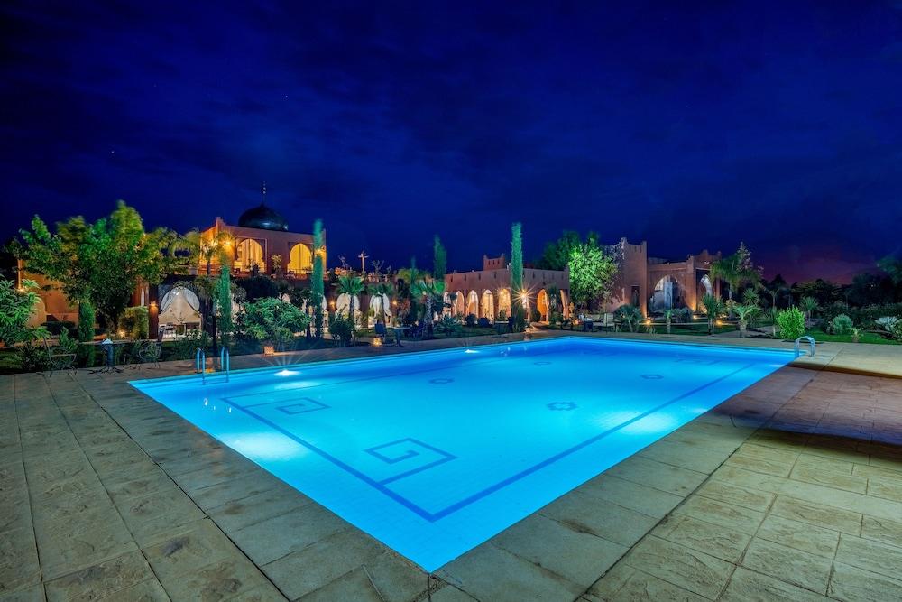 تاج أطلس ويلنس بوتيك هوتل آند سبا حمام سباحة مكشوف