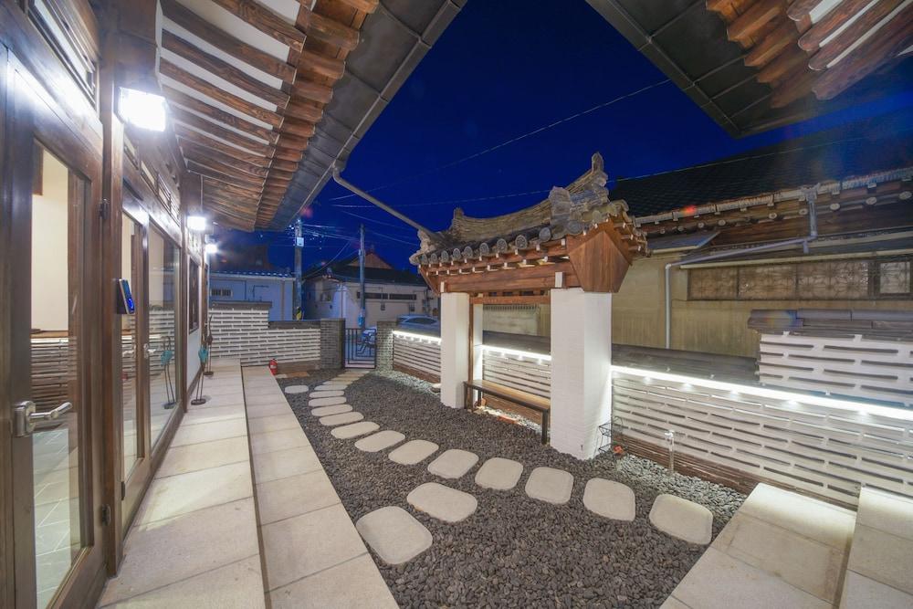 Naganjae Exterior