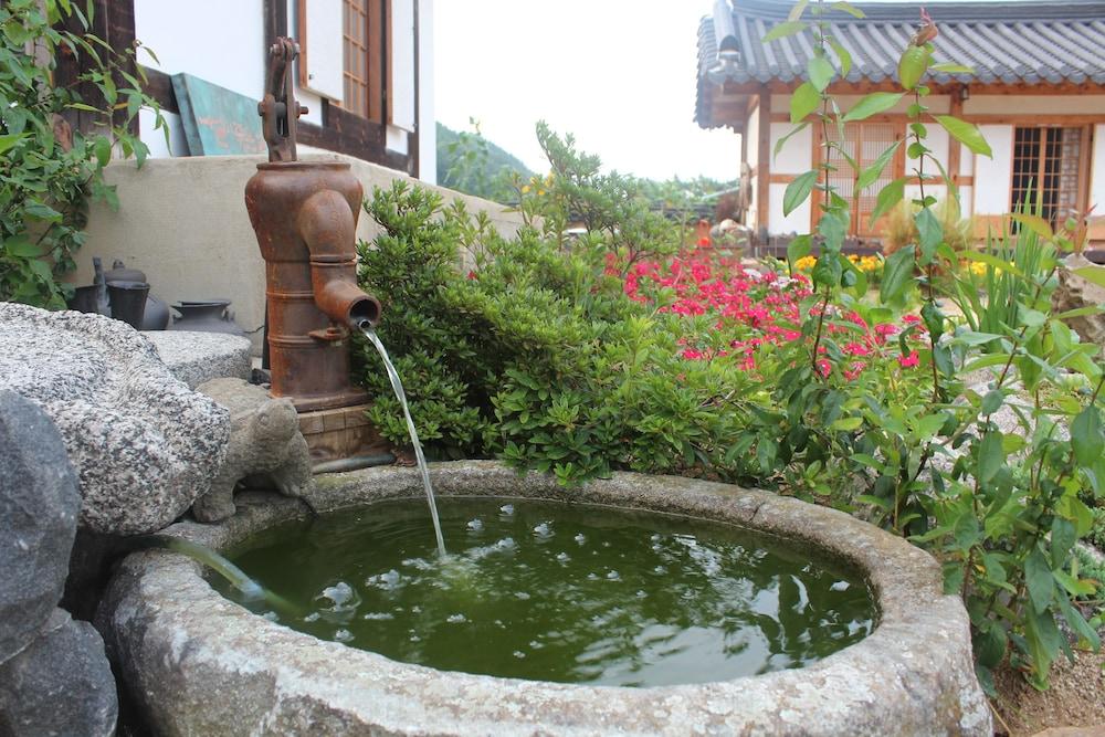 Chungwondang Exterior detail