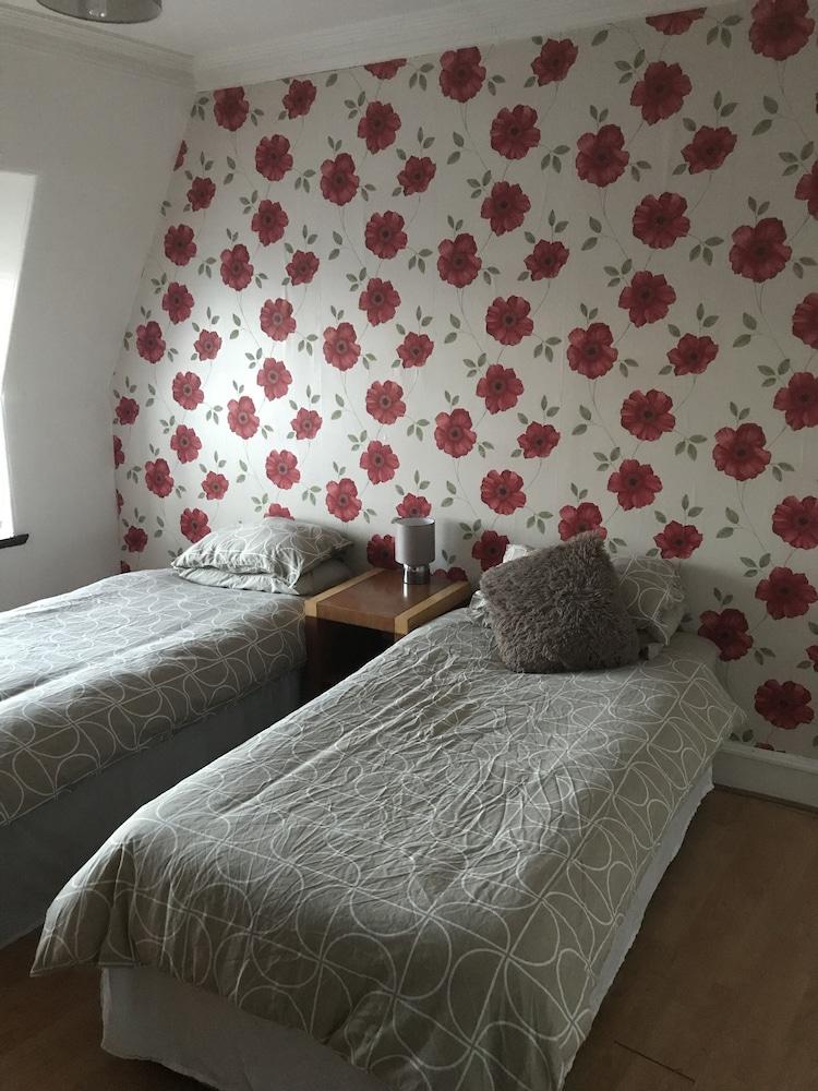 بلاك ساندز بد روم آند بريكفاست أن بار غرفة