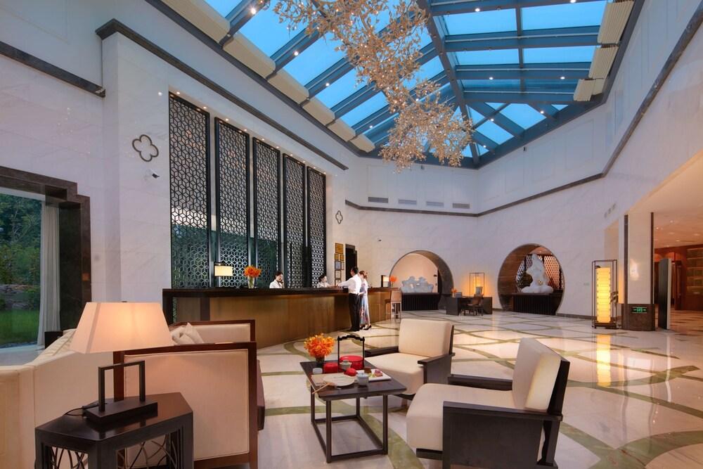 سليندر ويست ليك هوت سبرينج ريزورت منطقة الجلوس في الردهة