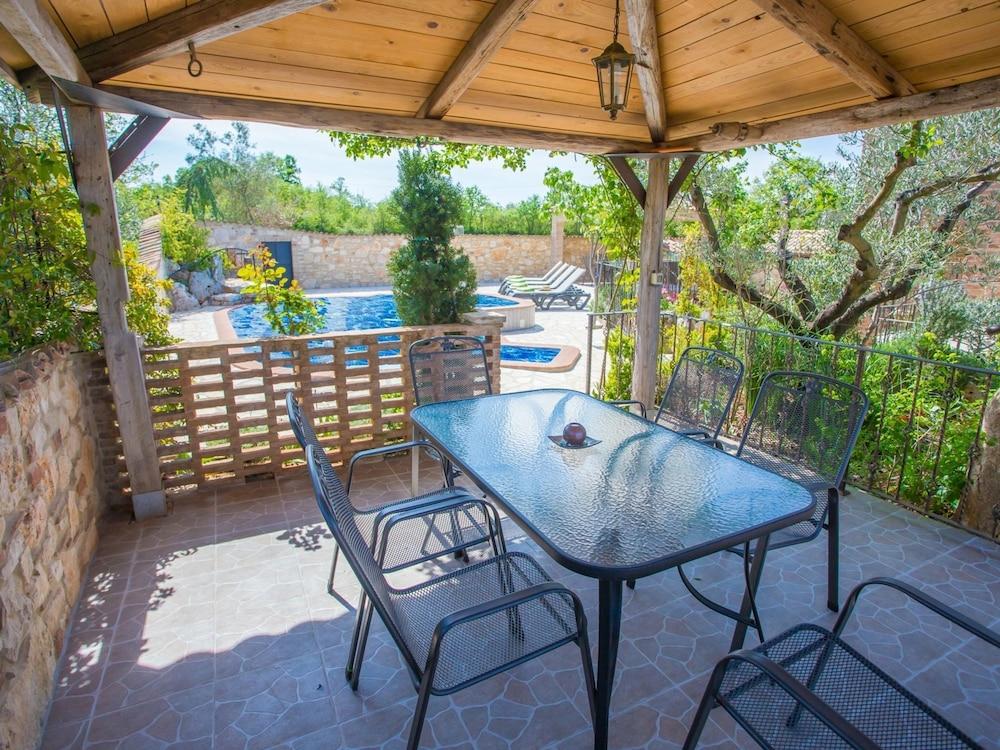 Modern and Comfortable Apartment for 5 Persons, With Shared Pool and Garden Featured Image