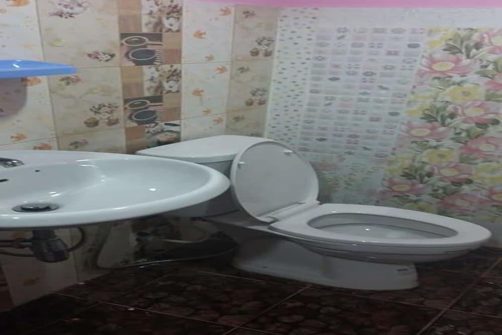 Chomnok Chommai Resort Bathroom