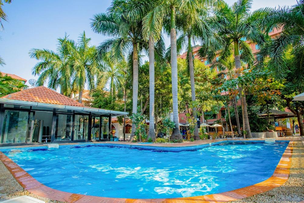 إي أوتفيتينج جولدن كانتري هوتل