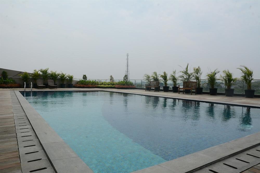 Clean and Tidy Studio Room at Tree Park Apartment Outdoor Pool