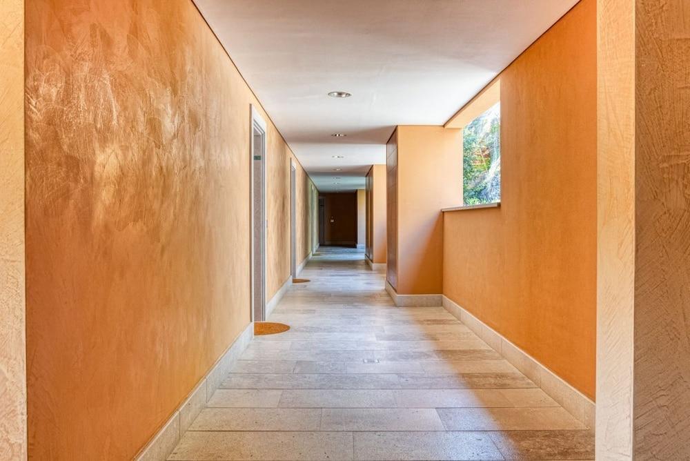 ذا ليدي إن ريد ستوديو فلات ويذ سي فيو تيراس المنطقة الخارجية