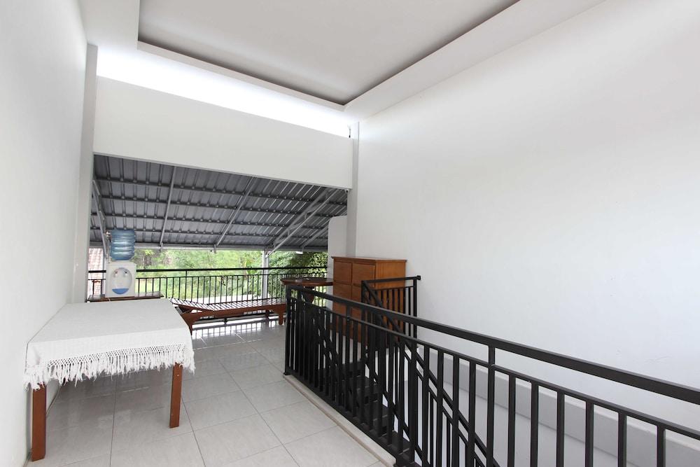 RedDoorz Plus near RS UGM Interior Detail