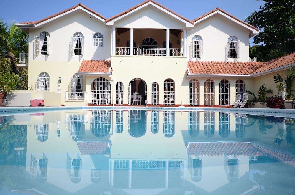 سمرهيل، 8 بد رومز باي جامايكان تريجرز حمام سباحة مكشوف