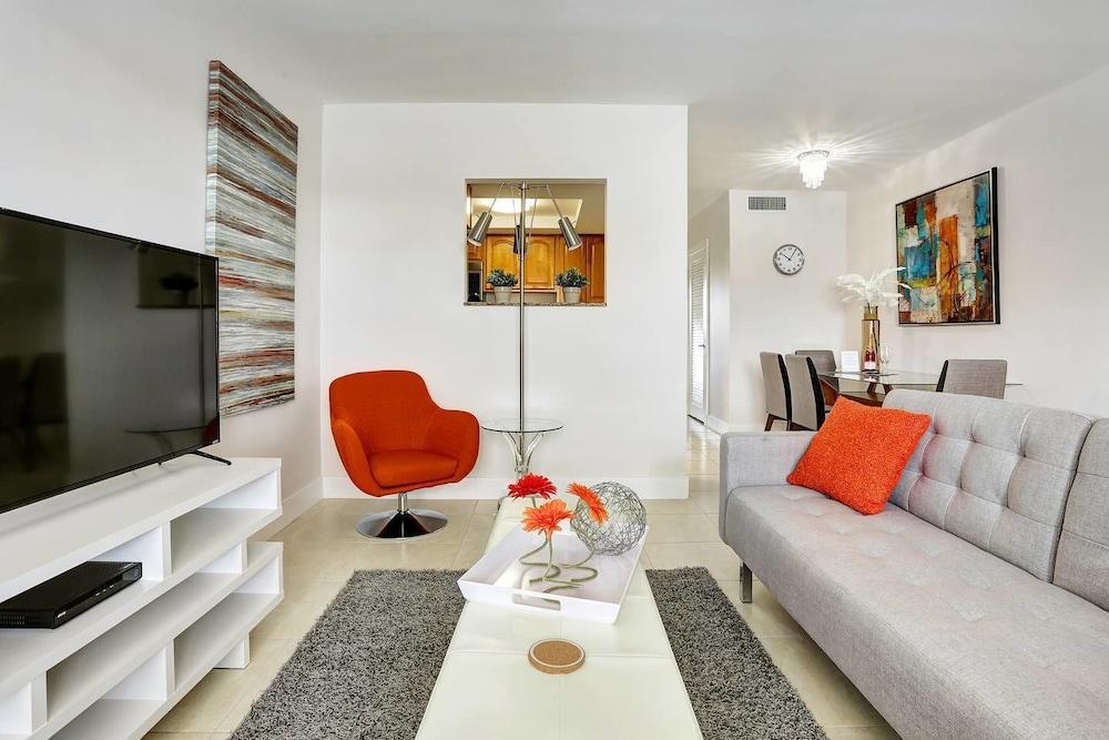 Stylish & Unique 1 BR Designer Waterview APT Featured Image