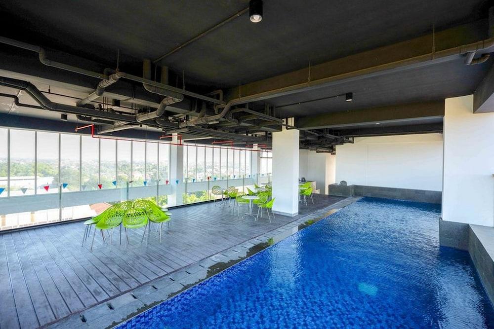 RedDoorz Apartment near Exit Toll Colomadu Featured Image