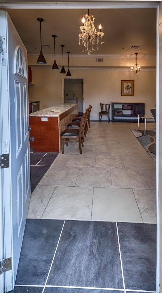 سباشيوس كوندوز إن داونتاون نولا الفندق من الداخل