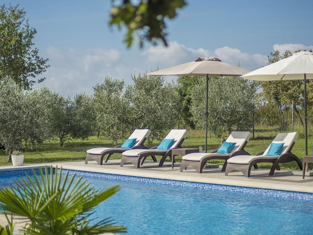 هوليداي هاوس ويذ بول، جاردن، بلاي جراين دي آند بي بيكي - سورونديد باي نيتشر المنطقة الخارجية