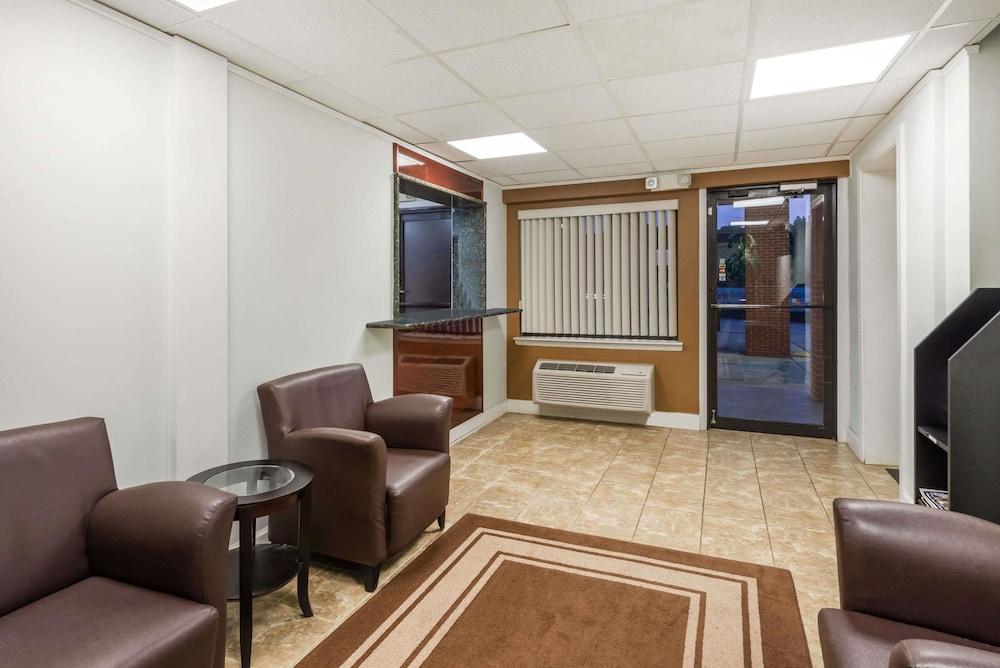Super 8 by Wyndham Chattanooga Ooltewah Lobby