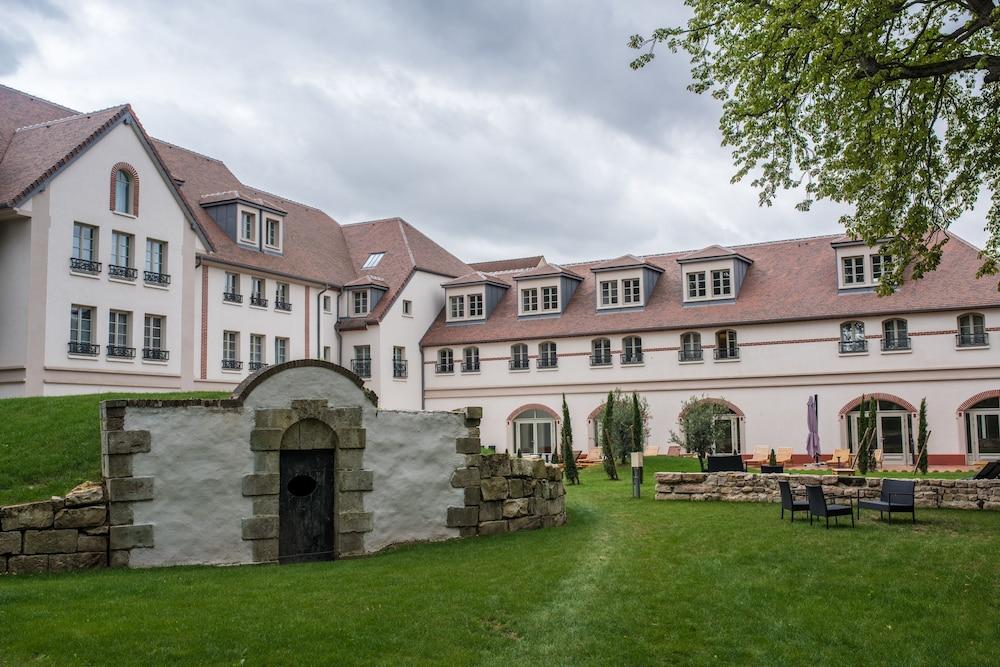 Mercure Maintenon Property Grounds